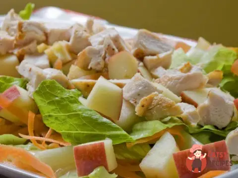 Курячий салат з яблуками та зеленню