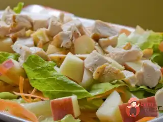 Курячий салат з яблуками та зеленню