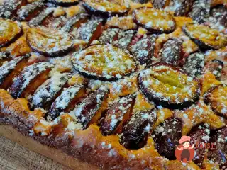 Сирний пиріг на згущеному молоці зі сливами