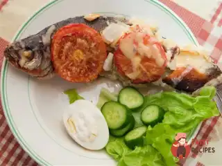 Тріска, запечена з сиром та помідорами
