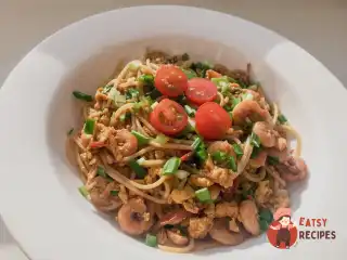 Паста з креветками та томатами