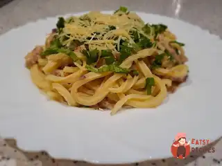 Домашня паста з куркою, сиром і зеленню