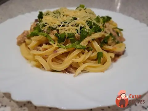 Домашня паста з куркою, сиром і зеленню