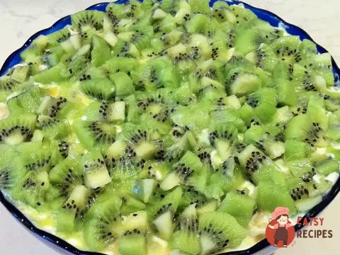Листковий курячий салат з ківі, ананасами та грибами.