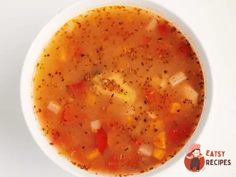 Суп мінестроне з овочами, квасолею та макаронами-бантиками.