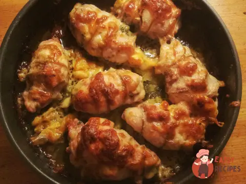 Котлети з курячих стегон зі шпинатом, сиром та часником