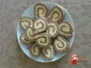 Рулет із курячої печінки з сирно-яєчною начинкою