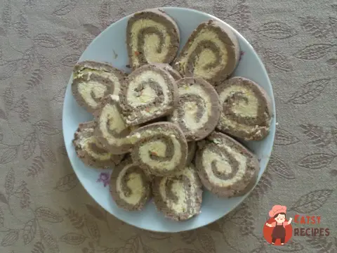Рулет із курячої печінки з сирно-яєчною начинкою