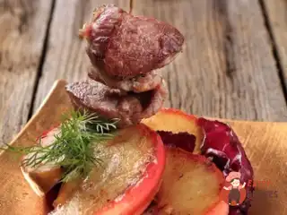 Свинячий шашлик з яблуками та червоною цибулею