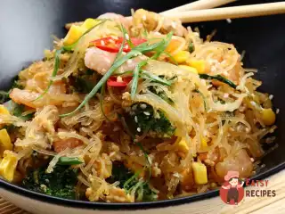 Свинина з креветками, яйцем та рисовою локшиною