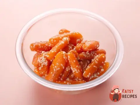 Молода морква з кунжутом.
