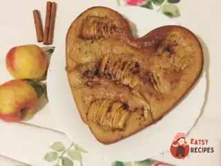 Яблучний бісквітний пиріг