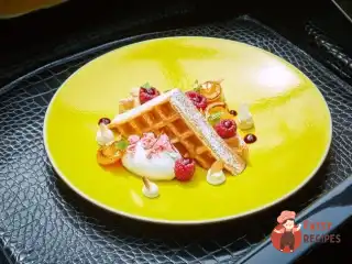 Бельгійські вафлі з абрикосовим пюре.