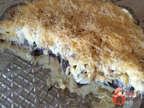 Листковий курячий салат з грибами та картоплею
