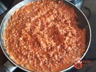 Сочевиця з часником у томатному соусі