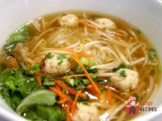 Курячий суп з кульками з індички, овочами та пастою