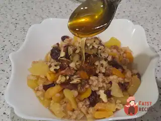 Вівсянка на сніданок із сушеними вишнями, курагою, родзинками та яблуком