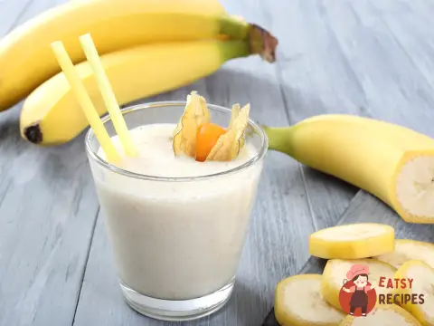 Банановий молочний коктейль з ваніллю