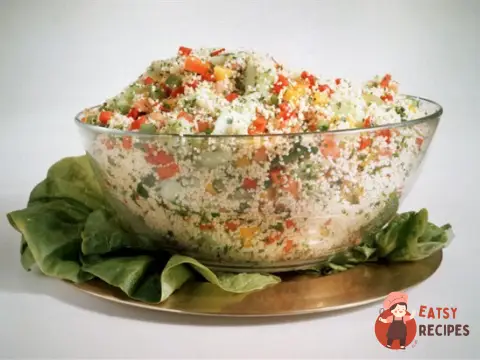 Літній різнокольоровий салат з кускусом та червоними перцями.