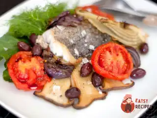 Смажений хек з білими грибами, запеченим фенхелем, солодкою цибулею та помідорами.