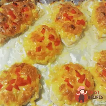 Куряча грудка з ананасами, запечена під сиром.