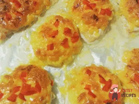 Куряча грудка з ананасами, запечена під сиром.