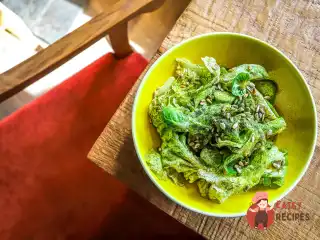Салат з брюссельською капустою та соусом каррі.