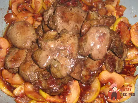 Куряча печінка з яблуками та імбиром