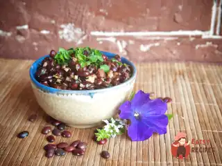 Лобіо з горіхами та м'ятою