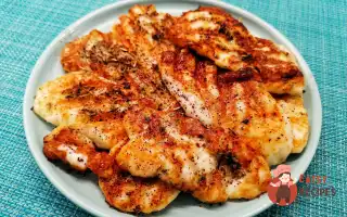 Часниковий Халумі З Травами На Сковороді Гриль.