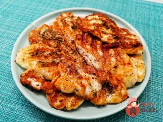 Часниковий халумі з травами на сковороді гриль.