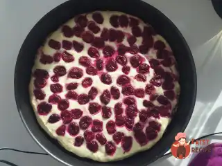 Тарт з сиром та вишнею