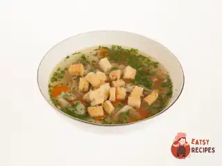 Курячий суп з домашньою локшиною та сухариками