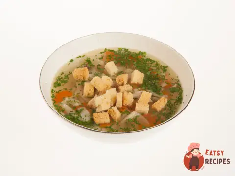 Курячий суп з домашньою локшиною та сухариками