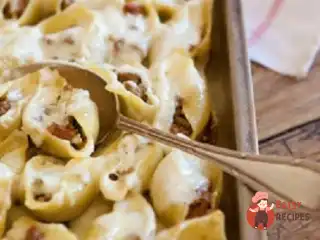 Конкільйони, фаршировані куркою та грибами