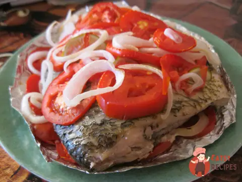 Лещ запечений з лаймом та помідорами