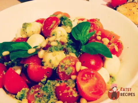 Капрезе з кульками моцарелли та соусом песто