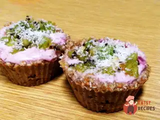 Кошички з сиром та фруктами