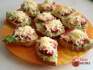 Тости з авокадо, помідором та сиром