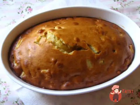 Шарлотка з корицею та сметанним топінгом