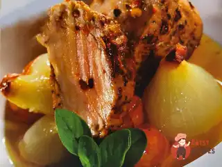 Маринована свиняча корейка з конфі з томатів та перлинної цибулі.