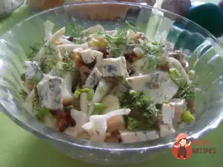 Салат з фенхелю, яблук, волоських горіхів та блакитного сиру