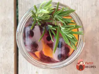 Кулер з ромашкою, розмарином та чорною смородиною