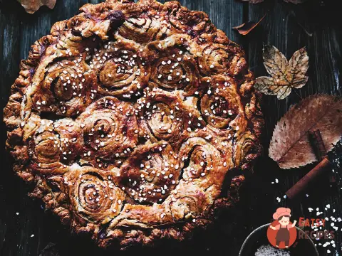 Коричне рол-пай з яблуками