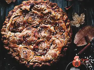 Коричне рол-пай з яблуками