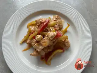 Курка з овочами в духовці