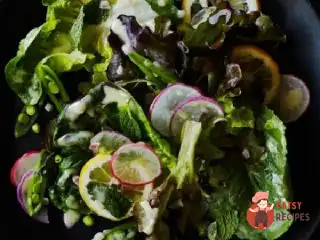 Салат із зеленим горошком та лимоном