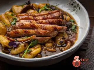 Картопляні ньокки з качиною грудкою та опеньками