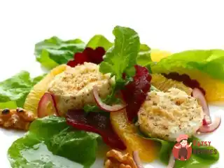 Теплий салат із смаженої в хлібних крихтах моцарелли, буряків та картоплі