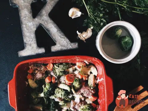 Курка, запечена з брокколі, брюссельською капустою, морквою та пармезаном.